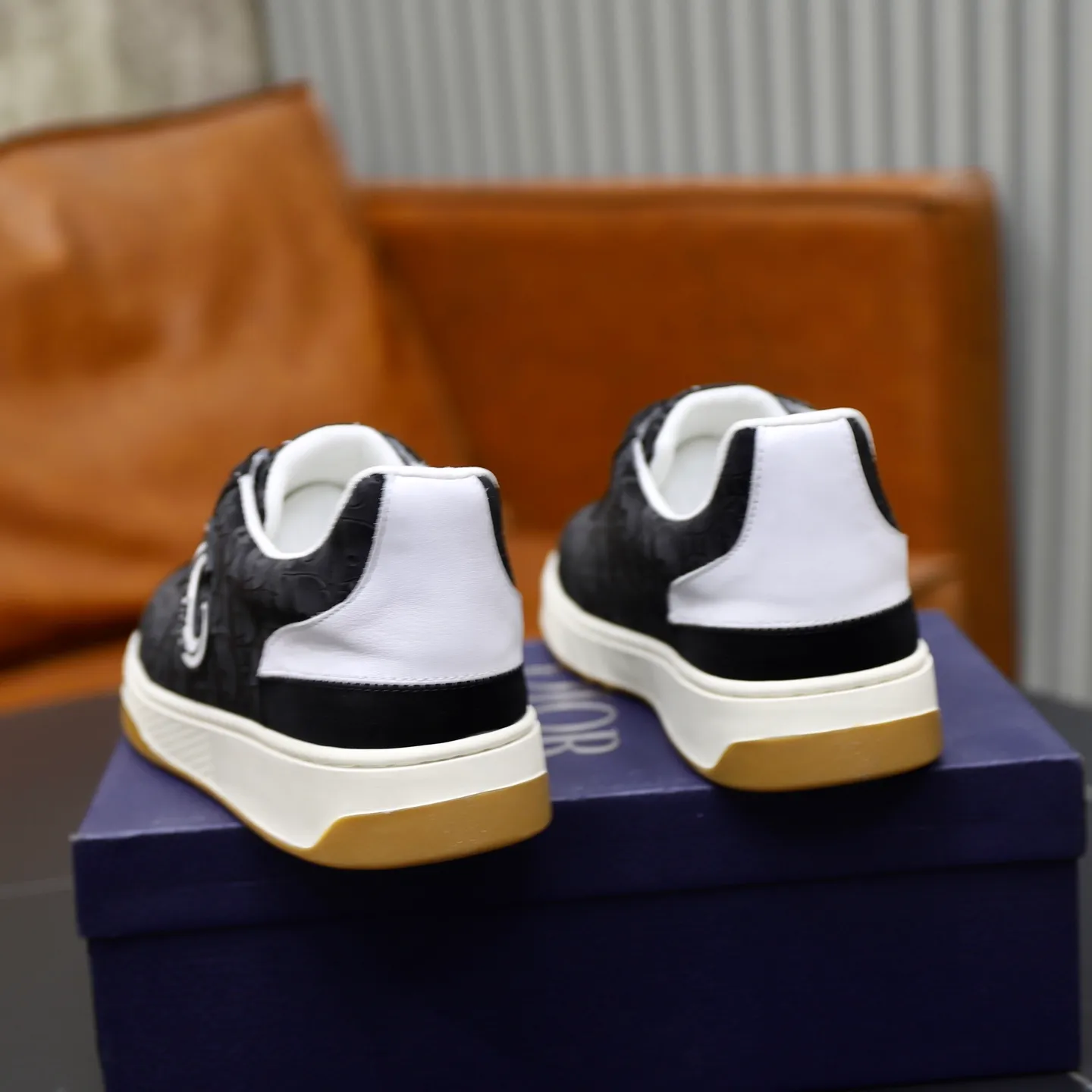 Ex-factory price: 400💰🙅‍♂️🙅‍♂️🙅‍♂️ Brand: Dior DIOR Standard code: 38-44 (45 customized) Grade: Same as the official website Material: Original cowhide material spliced with brand cloth Comfortable and breathable lining Lightweight and wear-resistant sports outsole Style category: Men's fashion casual shoes Running sports shoes Distinguished luxury brand elements Top luxury color: actual picture color